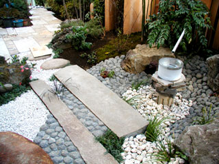 ガラスのつくばい